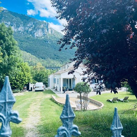 Private Riverside Villa With Breathtaking Views Axat Luaran gambar