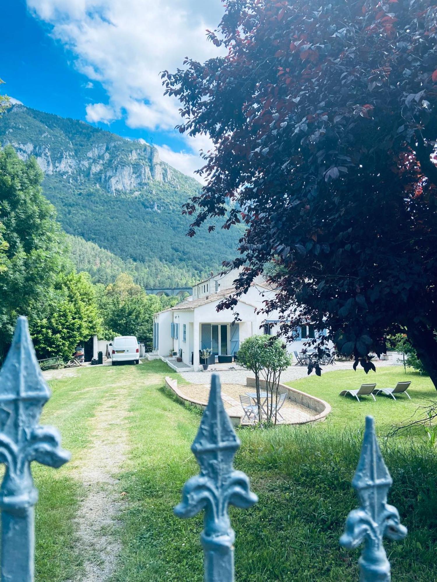 Private Riverside Villa With Breathtaking Views Axat Luaran gambar